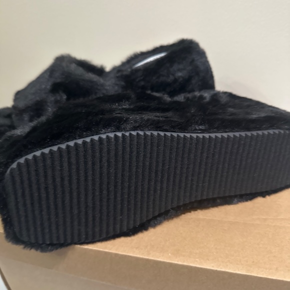 Shoe - Picture 3 of 5